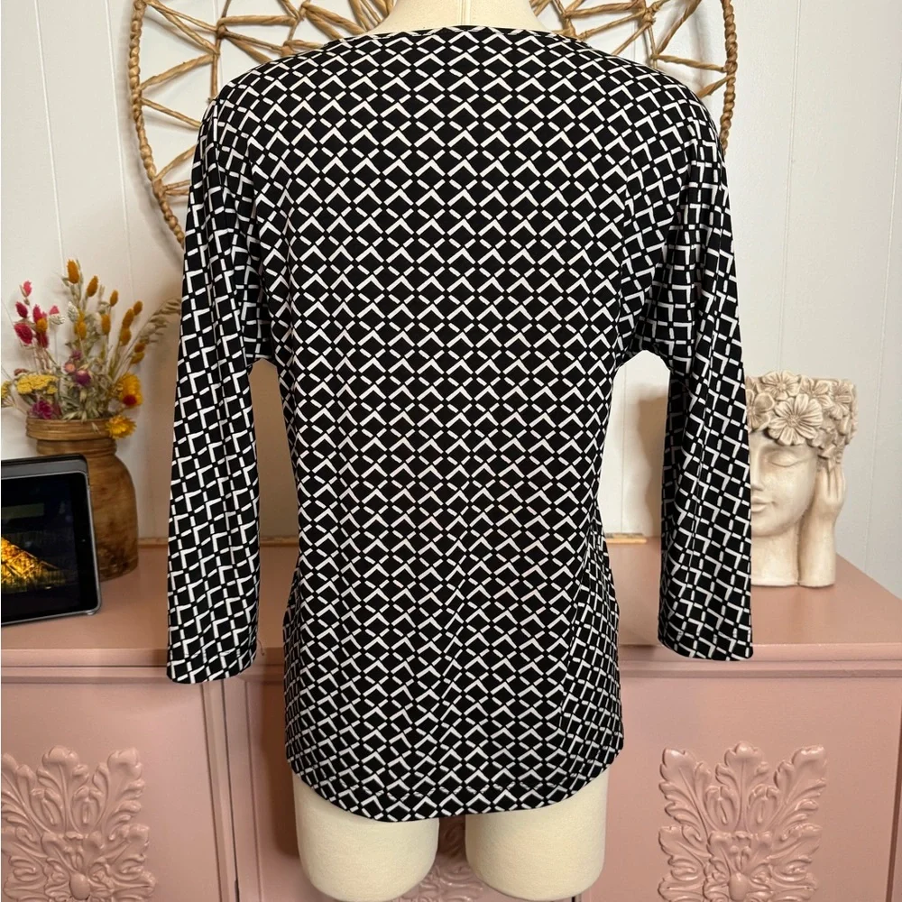 Chico's easywear size‎ 0-small Black and White Patterned cold shoulder Blouse